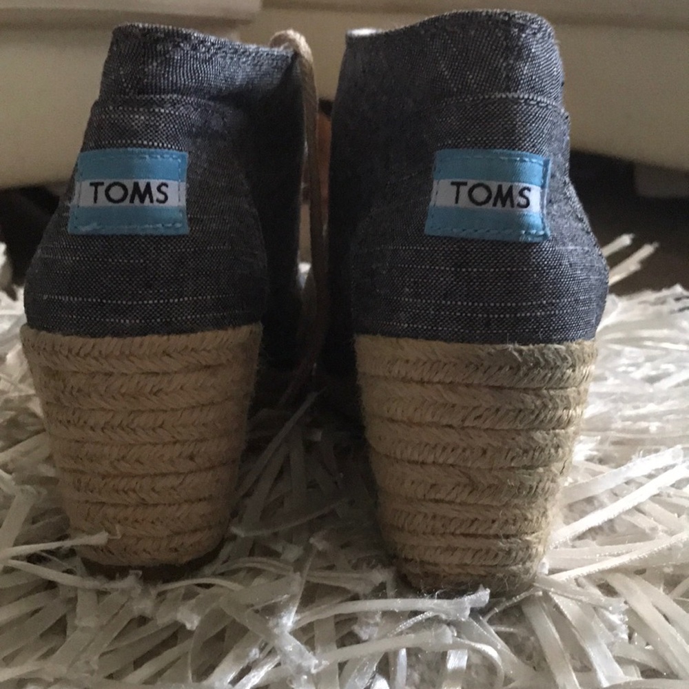 TOMS denim linen wedge. Woman's size 6.5